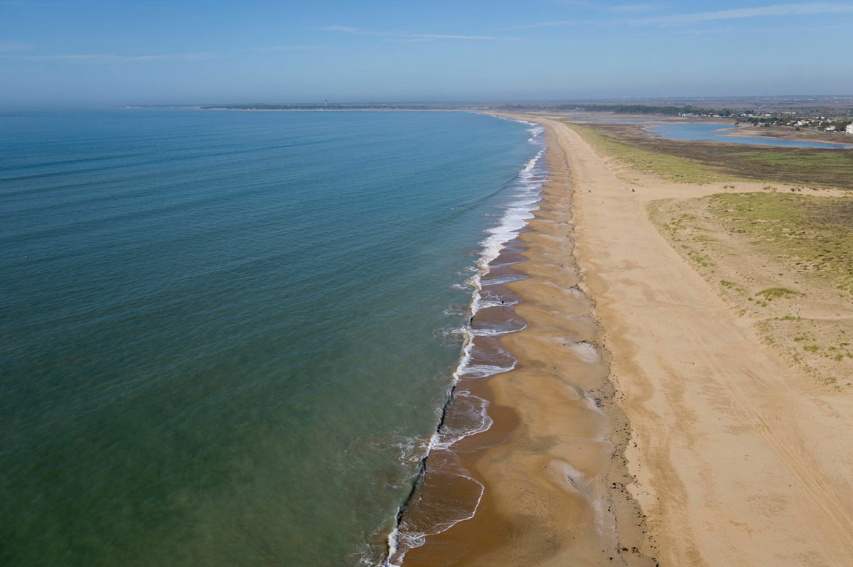 La côte sauvage avec ses dunes bordant les plages