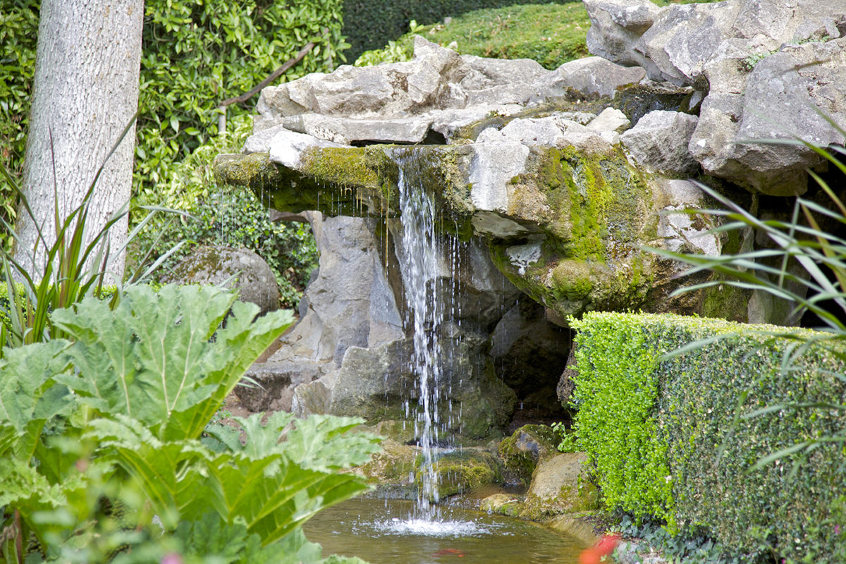 Cascade et grotte au Jardin Dumaine