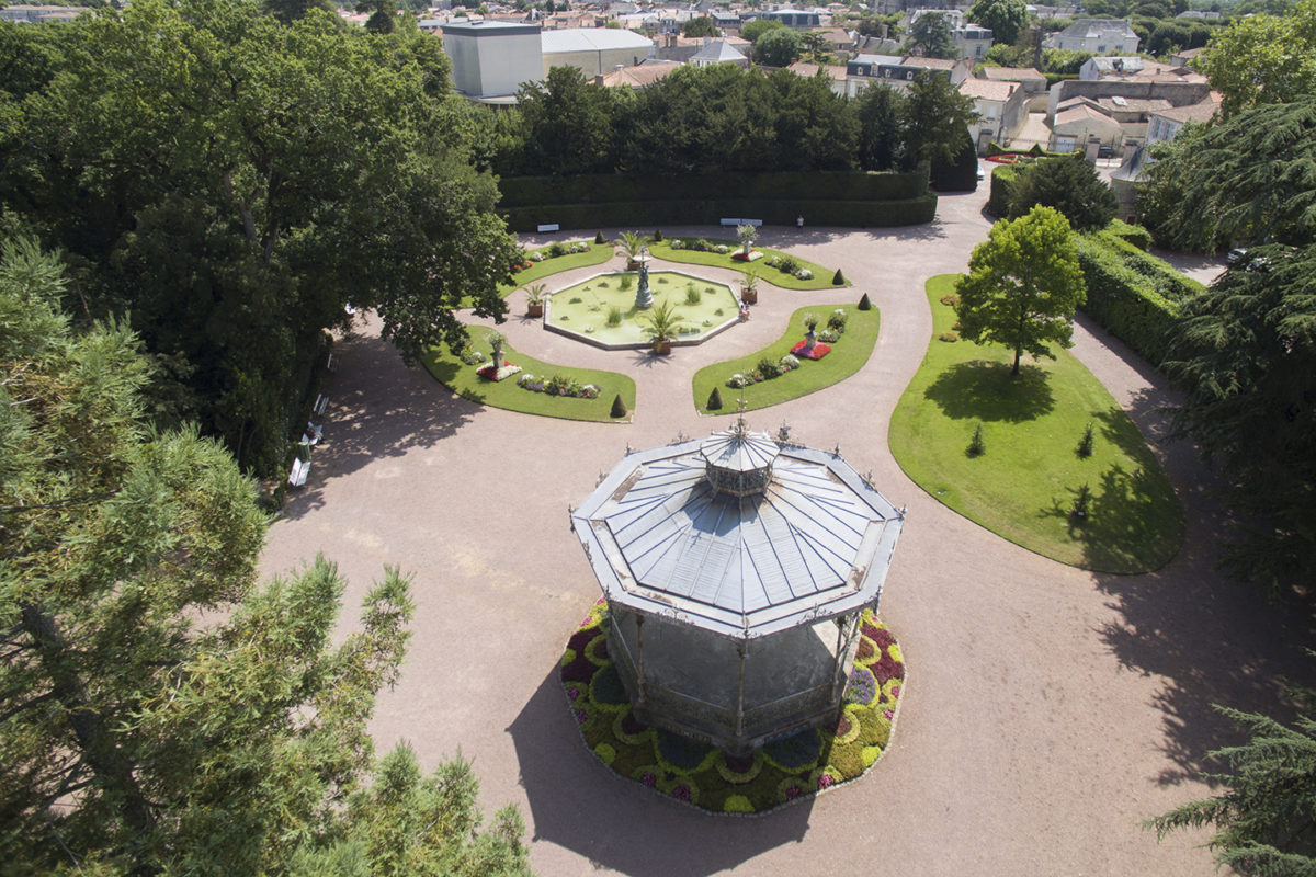 Kiosque et bassin au Jardin Dumaine