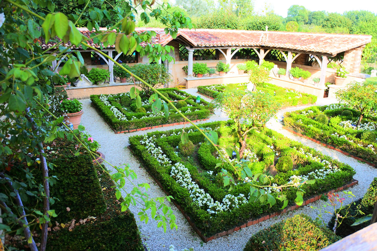 Le cloître du Jardin du Bâtiment à Thiré