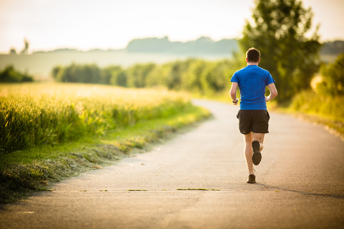 Running entouré des champs