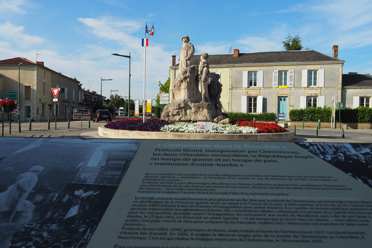Statue en l'honneur de Georges Clémenceau et des soldats de la Première Guerre à Sainte-Hermine