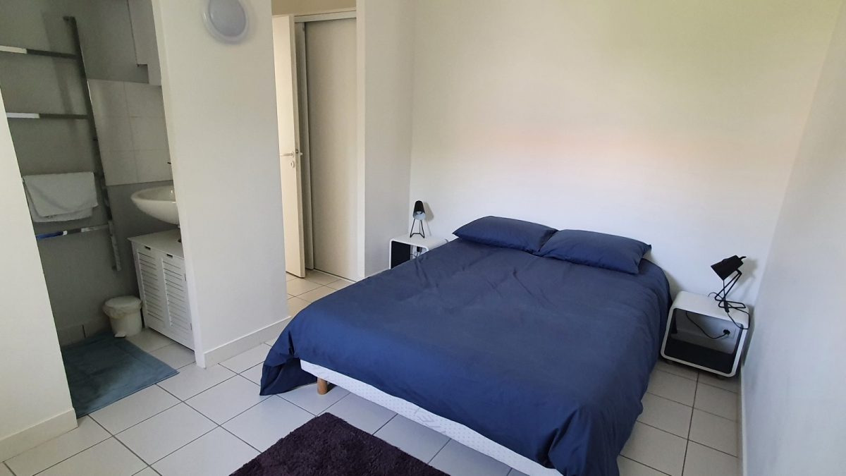 Chambre 2 avec lit 140 et sdb privative