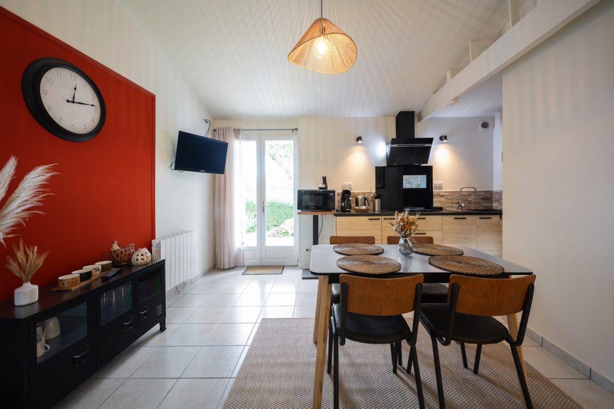 L’ENCLOS BLEU – HUPPE FASCIEE – VUE CUISINE