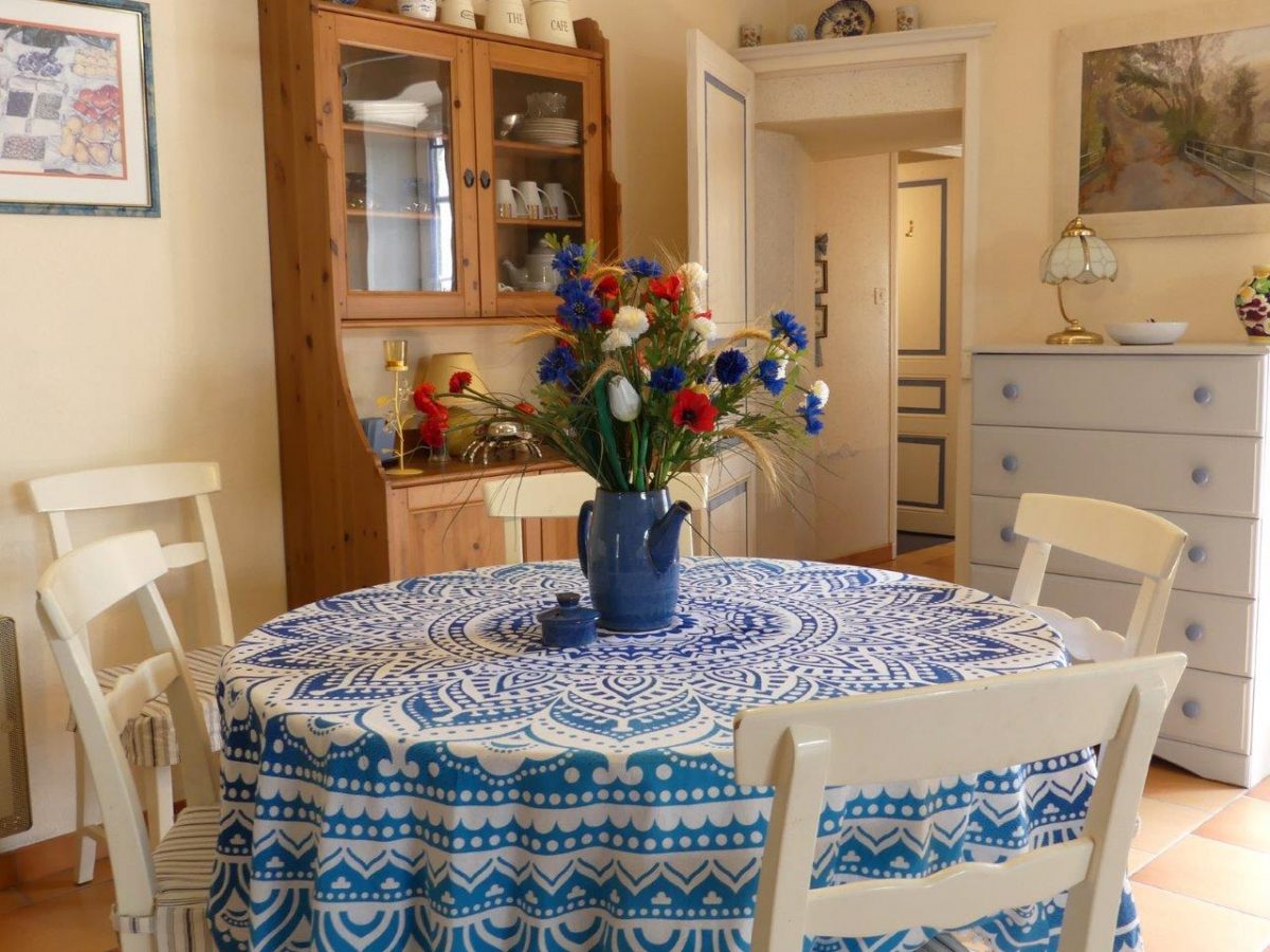 Le Cottage Bleu Dining Area