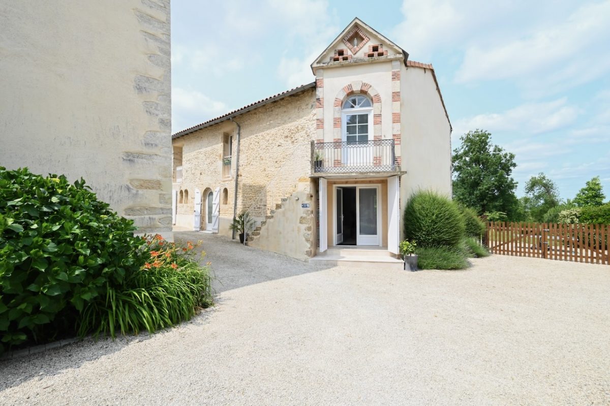gite façade pierre et pigeonnier