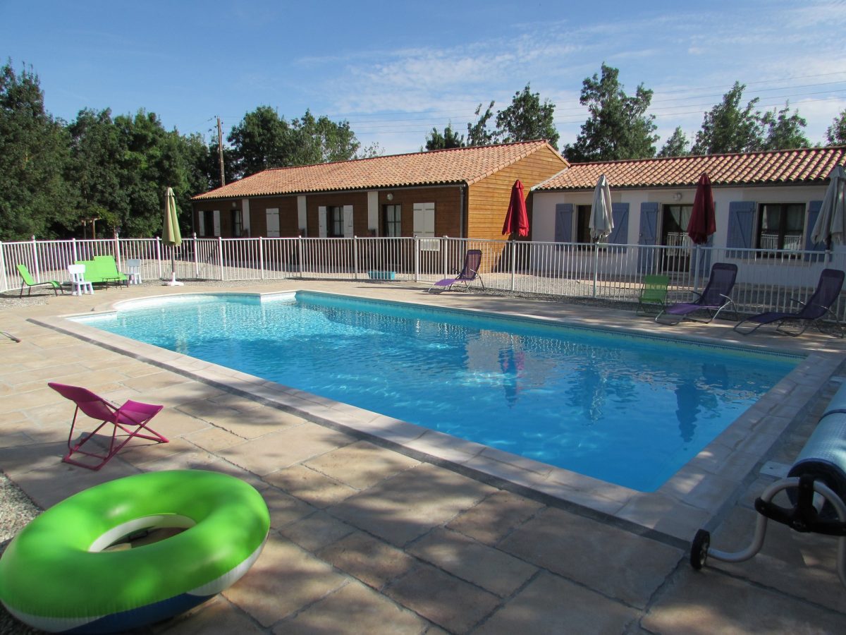 meuble-gites-piscine-nalliers-85-hlo-1