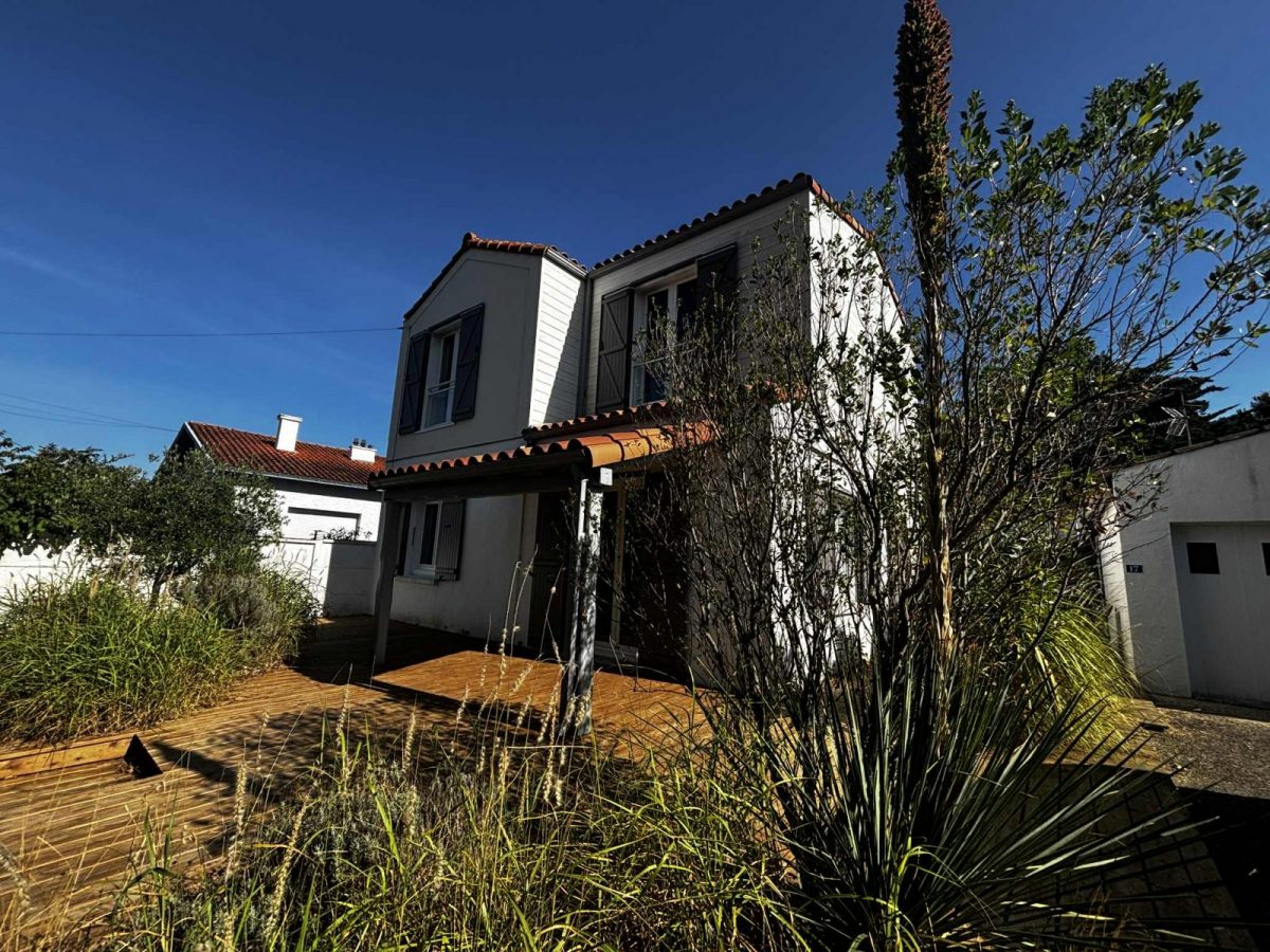 s-HlYVSF-be2b319bf8a84d2b984f326e424047bd