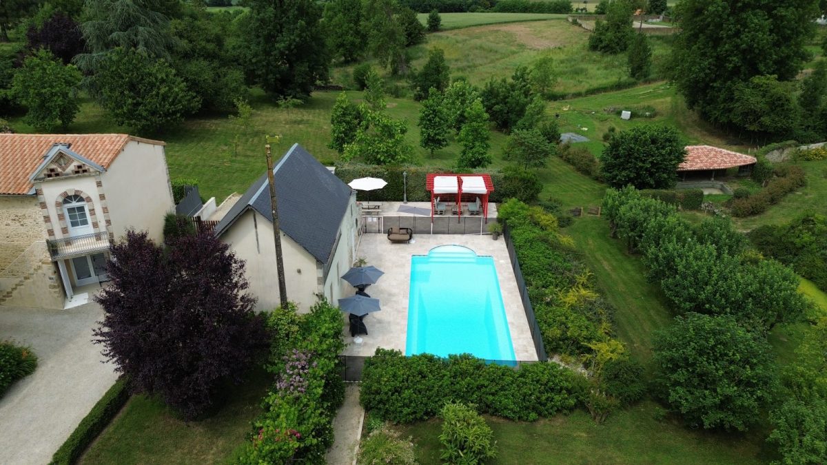 vue aérienne gite / piscine / parc / verger