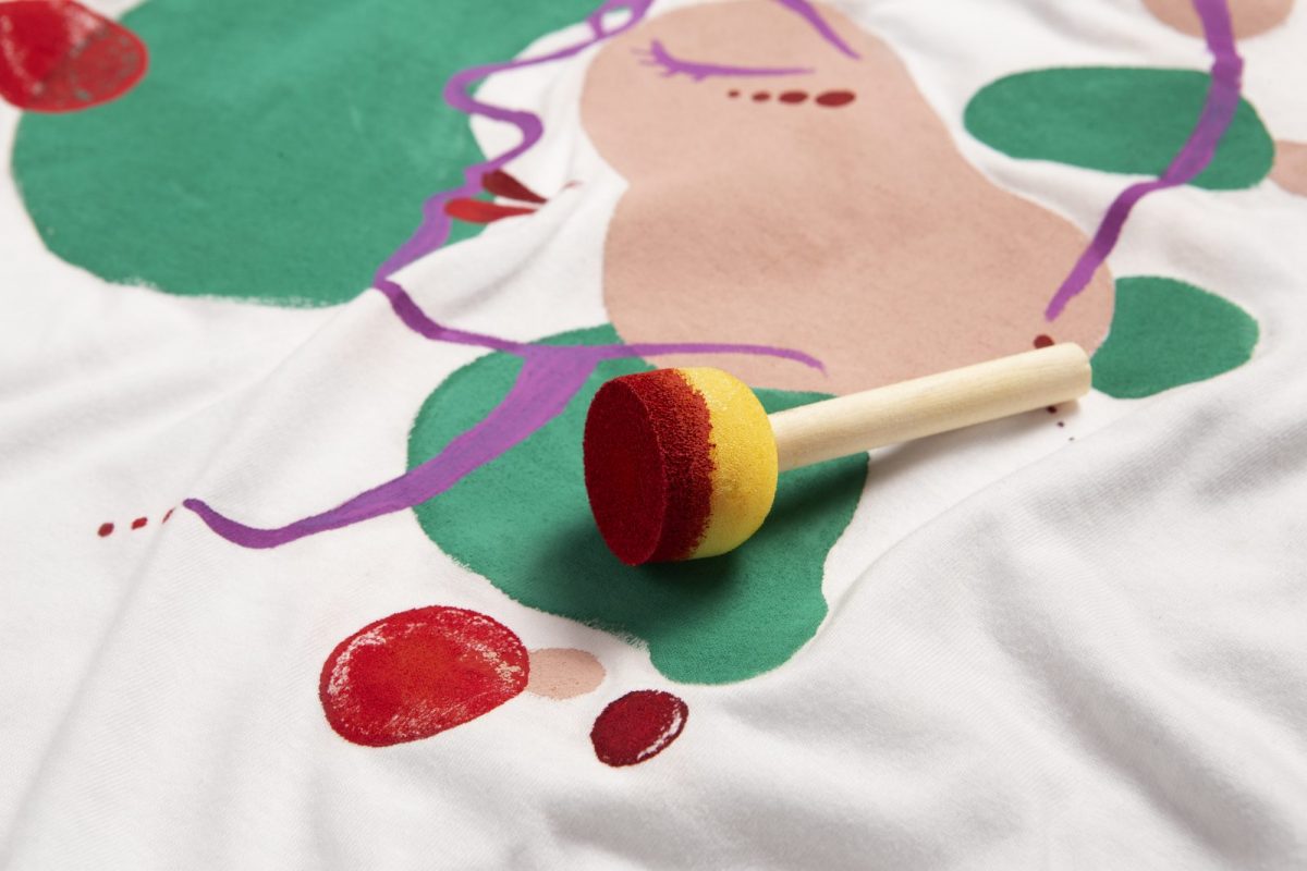 vue-du-t-shirt-peint-a-la-main-bricolage